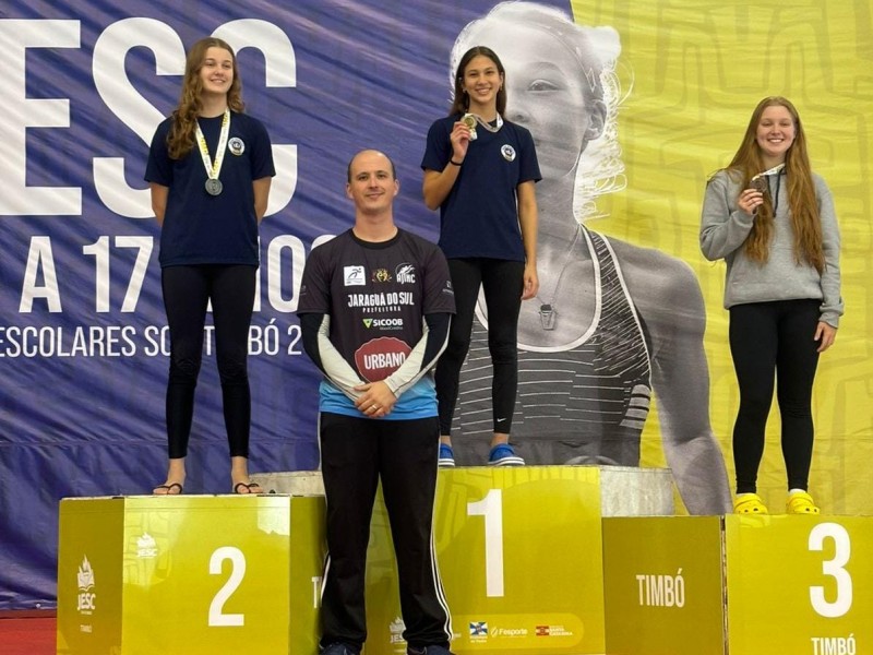 Nossas alunas se destacaram nas piscinas na fase estadual dos JESC!